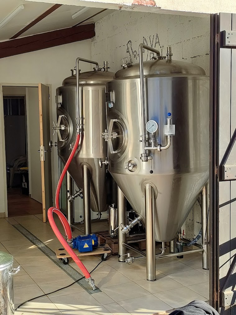 Cuves de brassage de la microbrasserie Varaï au Luc en Provence (Var)