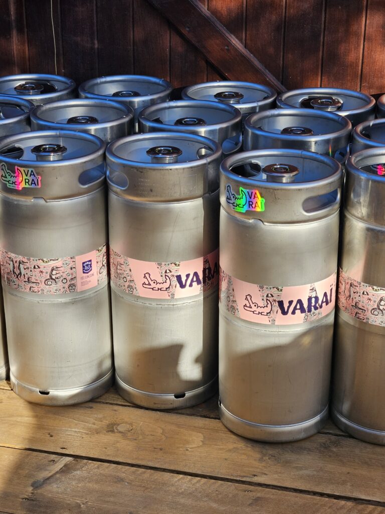 Fûts de bière de la brasserie Varaï, prêts pour la location de tireuse